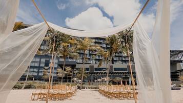 Am Strand, Cabañas (kostenlos), Liegestühle, Sonnenschirme