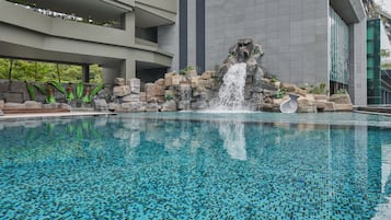2 udendørs pools, åben fra kl. 07.00 til kl. 20.00, parasoller