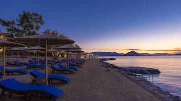 Privat strand, solstolar, parasoller och strandhanddukar