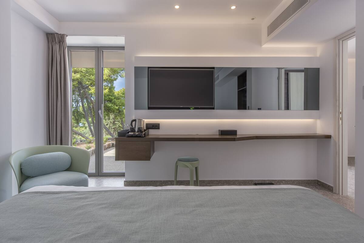 Deluxe Triple Room with Terrace | 迷你吧、客房內保險箱、書桌、筆電工作空間