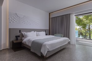 Een minibar, een kluis op de kamer, een bureau, een laptopwerkplek