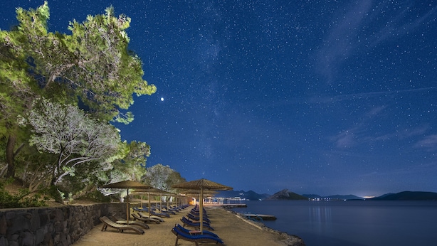 Privat strand, solsenger, parasoller og strandhåndklær