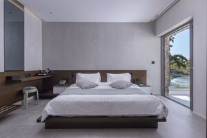Minibar, caja de seguridad en la habitación y escritorio