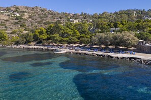 Plage privée, chaises longues, parasols, serviettes de plage