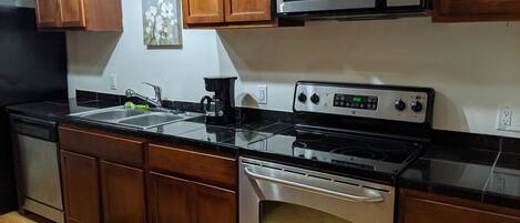 Jääkaappi, mikroaaltouuni, uuni, liesi