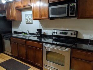 Fridge, microwave, oven, stovetop - Charming Apartment in Midtown Omaha (Omaha)