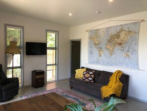 Smart TV, DVD player, books - Warm modern retreat nestled by Rotorua’s Redwoods with cozy retro charm (Lynmore)