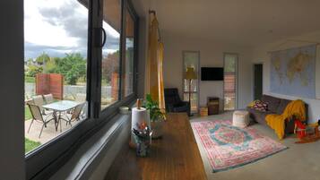 Smart TV, DVD player, books