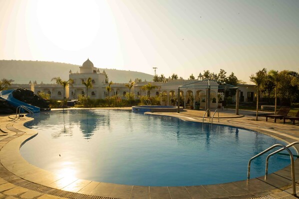 Outdoor pool - Rajasi Palace (Chittorgarh)