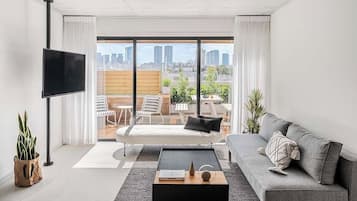 Four Bedroom Duplex Penthouse Apartment with Pool #10 | Woonruimte | Een 50-inch flatscreentelevisie met satellietzenders en een televisie