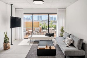 Four Bedroom Duplex Penthouse Apartment with Pool #10 | Wohnbereich | 50-Zoll-Flachbildfernseher mit Satellitenempfang, Fernseher, Netflix