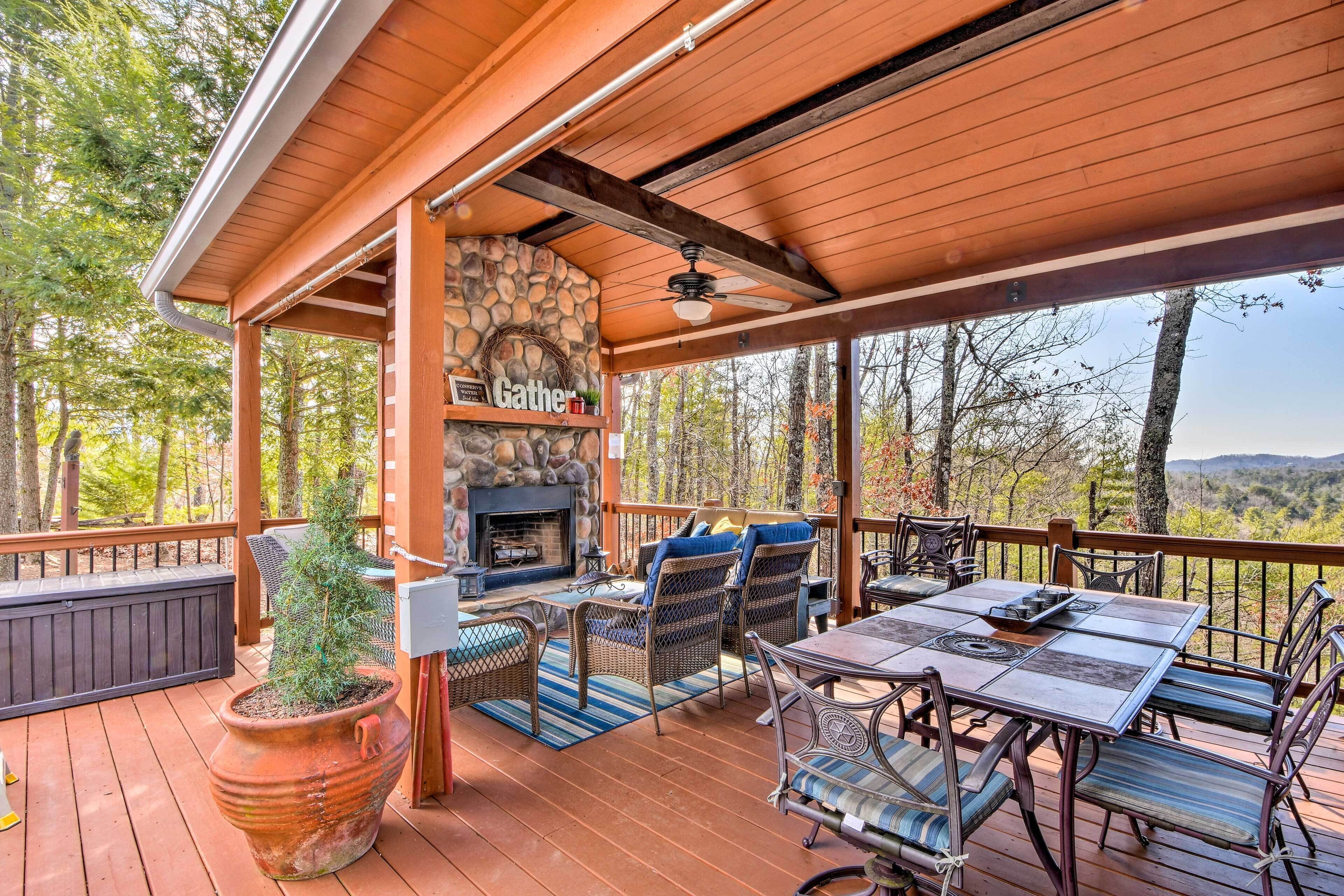 Cherry Log Mountain Cabin: Hot Tub,Fire Pit + More