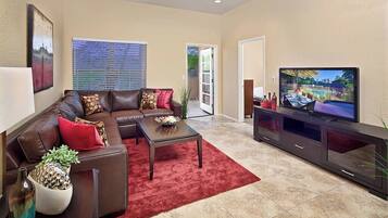 Apartemen (2 Bedrooms) | Area keluarga | TV