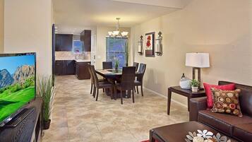 Apartemen (2 Bedrooms) | Area keluarga | TV