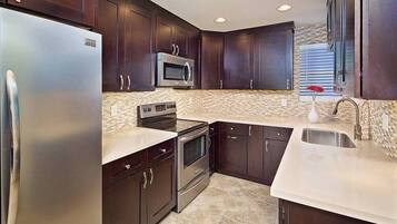 Apartemen (2 Bedrooms) | Dapur pribadi | Lemari es, oven, mesin pencuci piring, dan mesin pembuat kopi/teh