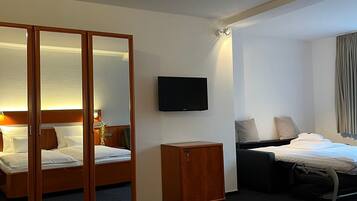 Family Studio | Minibar, desk, free WiFi, bed sheets