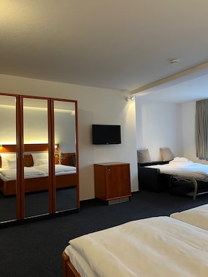 Estudio familiar | Minibar, escritorio, wifi gratis y ropa de cama 