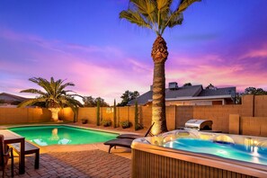 A swimming pool, hot tub, and palm trees at dusk. - Scottsdale Getaway (Scottsdale)