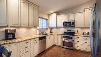 House (4 Bedrooms) | Private kitchen | Fridge, microwave, stovetop, dishwasher