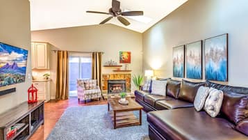 House (4 Bedrooms) | Living room | TV, fireplace