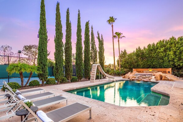 حمّام سباحة خارجي