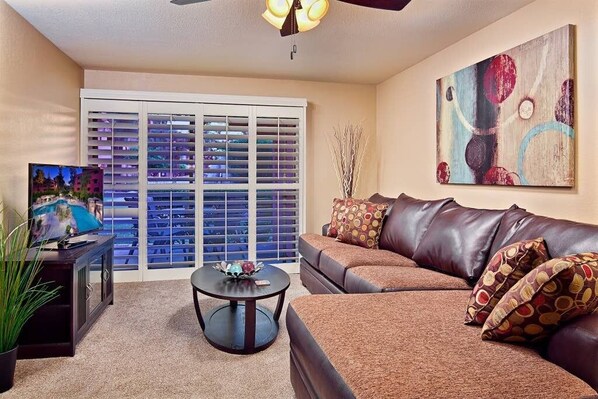 Apartamento (1 Bedroom) | Sala de estar | TV