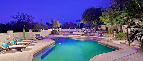 Piscine extérieure, parasols de plage, chaises longues