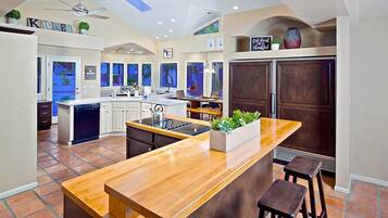 獨棟房屋 (6 Bedrooms) | 私人廚房 | 大型冰箱、微波爐、烤箱、爐台