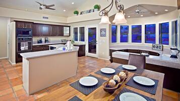 獨棟房屋 (6 Bedrooms) | 私人廚房 | 大型冰箱、微波爐、烤箱、爐台