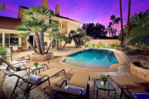 A poolside area with lounge chairs, a small pool, and palm trees. - Tatum Place (Phoenix)