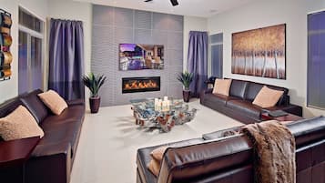 House (4 Bedrooms) | Living room | TV, fireplace