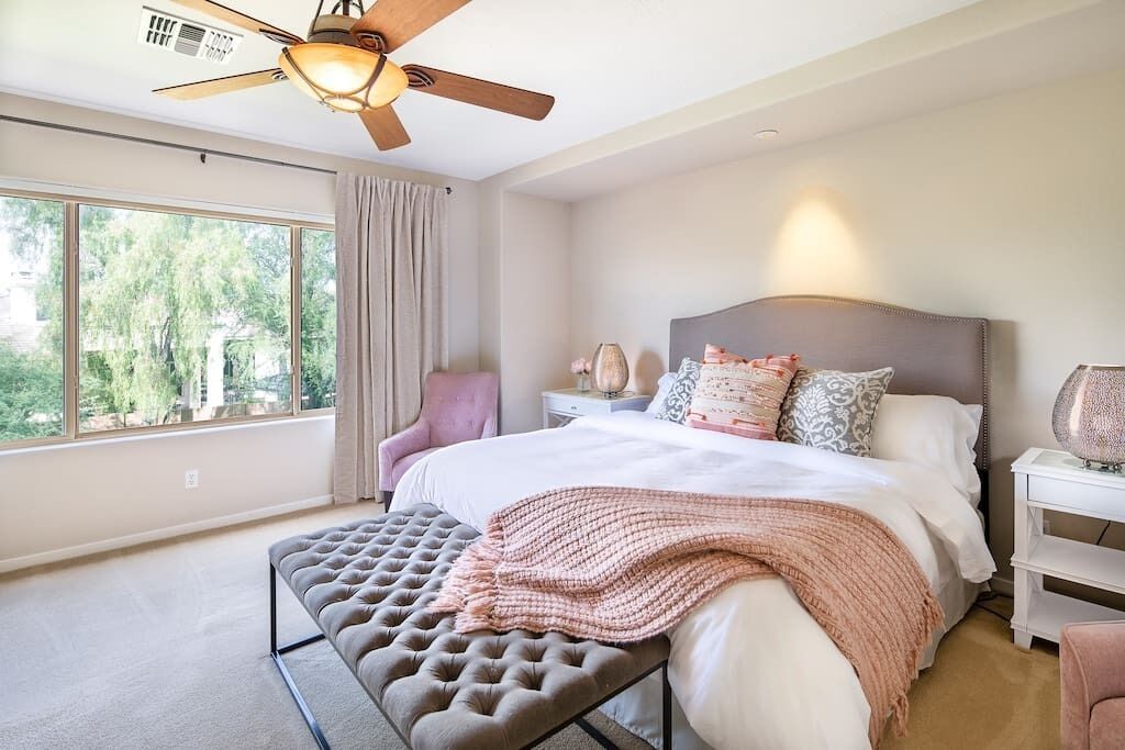 4 quartos, ferros/tábuas de passar roupa, roupa de cama