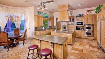 Vila (5 Bedrooms) | Dapur pribadi | Oven dan mesin pencuci piring