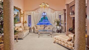 Vila (5 Bedrooms) | Area keluarga | TV, perapian, dan foosball