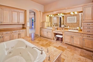 A spacious bathroom with a large bathtub, double sink vanity, and a walk-in shower. - Paradise Retreat (Paradise Valley)