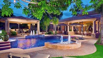 Kolam renang outdoor dan sebuah kolam renang air hangat