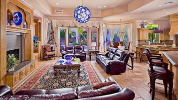 Vila (5 Bedrooms) | Ruang keluarga | TV, perapian, dan foosball