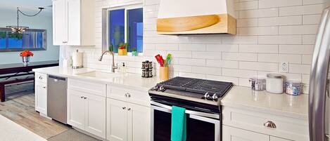 House (4 Bedrooms) | Private kitchen | Fridge, oven