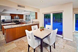 Maison (4 Bedrooms) | Cuisine privée | Réfrigérateur, micro-ondes, four, plaque de cuisson