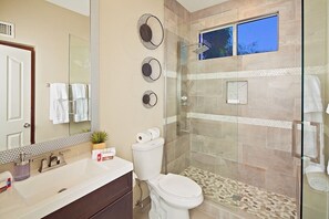Maison (1 Bedroom) | Salle de bain | Baignoire, séchoir à cheveux, savon, shampooing