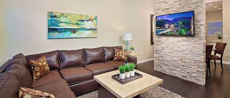 Apartment (2 Bedrooms) | Wohnbereich | LED-Fernseher