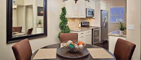 Apartment (2 Bedrooms) | Dining