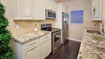 Apartment (2 Bedrooms) | Private kitchen | Fridge, microwave, oven, stovetop