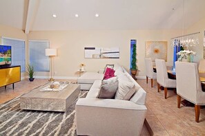 House (4 Bedrooms) | Living room