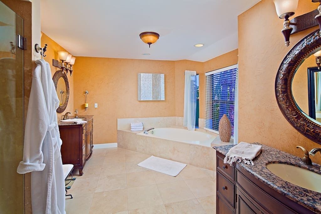 House (4 Bedrooms) | Bathroom | Bathtub, hair dryer, soap, shampoo