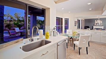 House (4 Bedrooms) | Private kitchen | Fridge, microwave, oven, stovetop