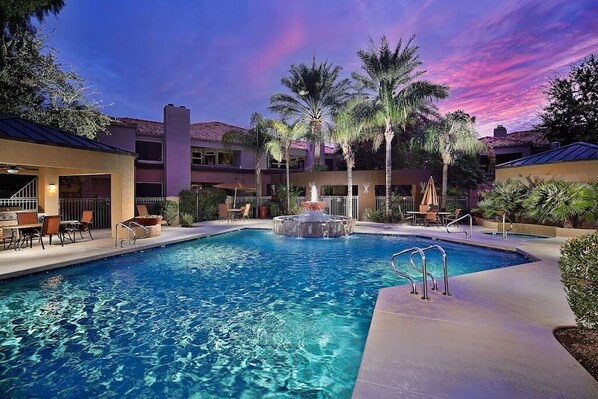 Kolam renang outdoor dan sebuah kolam renang air hangat