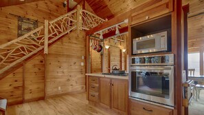 冷蔵庫、電子レンジ、オーブン、コンロ