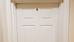 Puerta blanca con el número 9, que identifica una habitación o unidad específica.