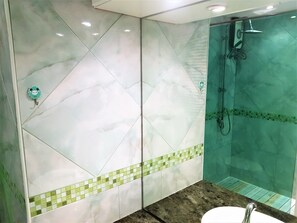 Studio | Badkamer | Een douche, handdoeken
